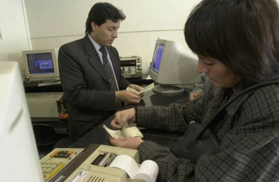 VENTAS. En casas de cambio sólo se comercializa el dólar oficial, con la previa autorización del Banco Central. LA GACETA / FOTO DE ANTONIO FERRONI (ARCHIVO) 