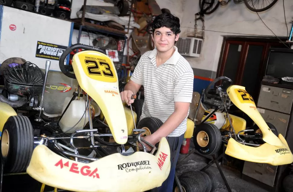 MANOS A LA OBRA. En el taller de la calle Alsina, Pancho pasa horas junto a su gran amor, el kart. El adolescente está edificando una interesante campaña, aunque sin despegar los pies de la tierra. 