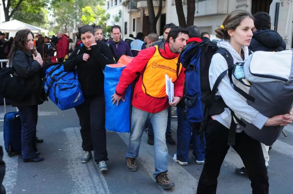 VOLVER. Permitieron a quienes vivían en el edificio llevarse efectos personales. TELAM