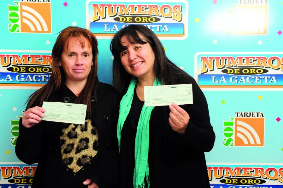 CON LOS CHEQUES EN LA MANO. Fabiana y María Jesús posaron sonrientes luego de recibir el premio. LA GACETA / FOTO DE JORGE OLMOS SGROSSO