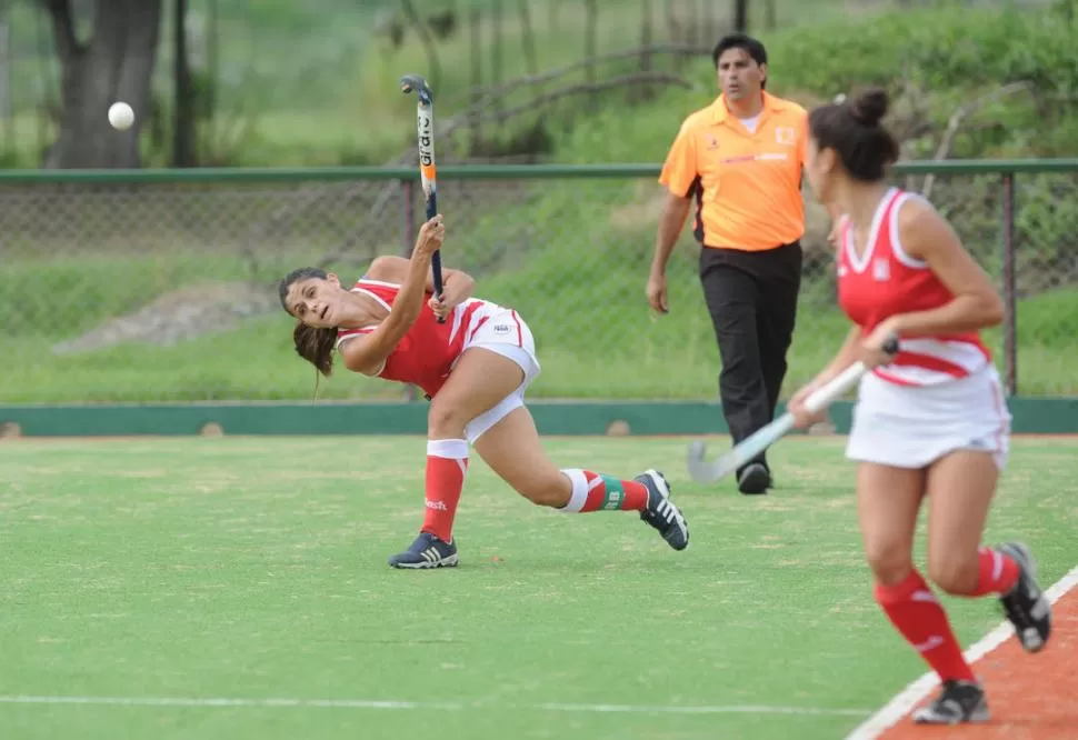 DE FLICK. La mediocampista del equipo rojo es importante en la recuperación de la bocha y en el armado del juego. 