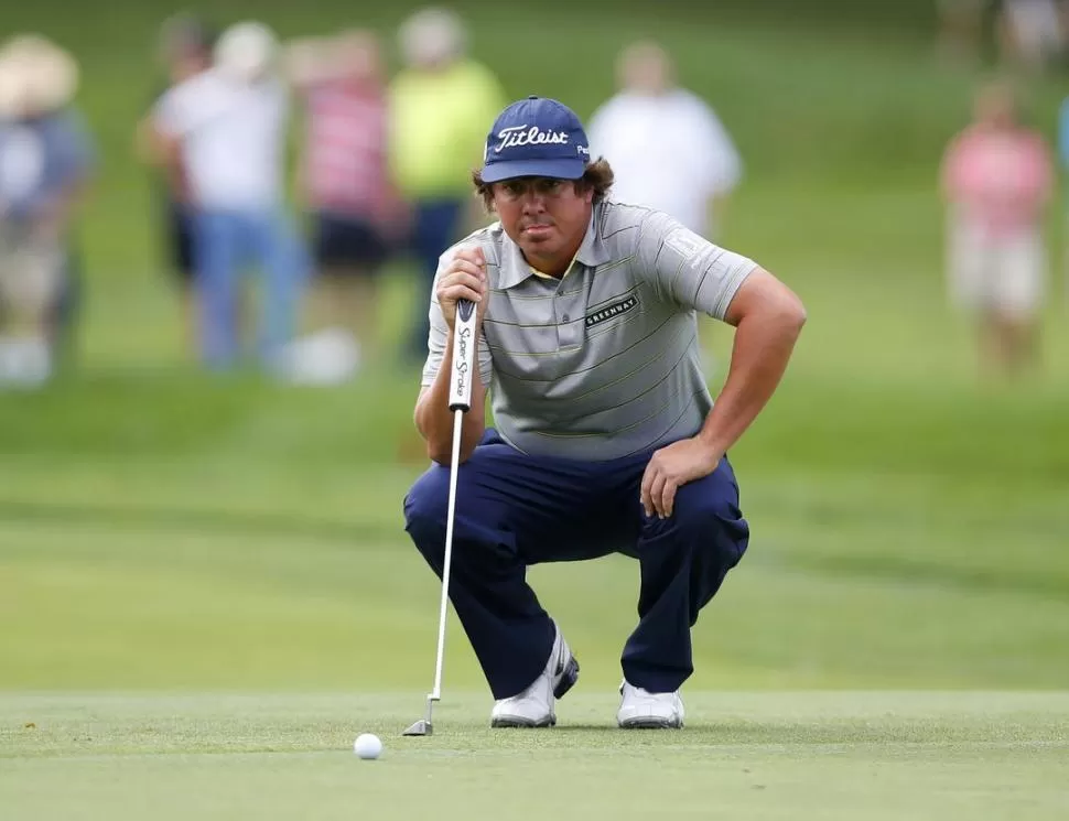 CONCENTRADO. El líder del torneo, Jason Dufner analiza cómo pegar un tiro. 