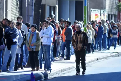 Hubo largas colas ante las comisarías para justificar que no votaron