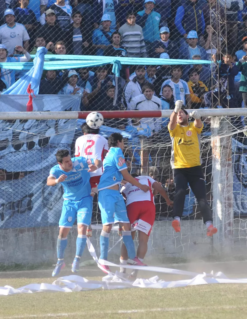 EN PAZ. El derby Newbery-Deportivo no ofreció demasiados matices. Las dos parcialidades tuvieron un buen comportamiento. 