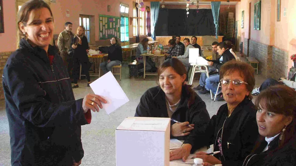 ACTO CÍVICO. Votar es una obligación que debe ser encarada con alegría. LA GACETA