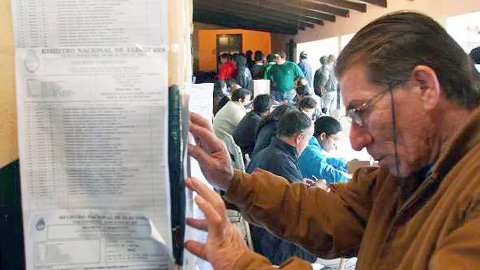 ENTRETELONES. Durante una jornada eleccionaria se presentan momentos singulares que a veces son captados por las cámaras. LA GACETA