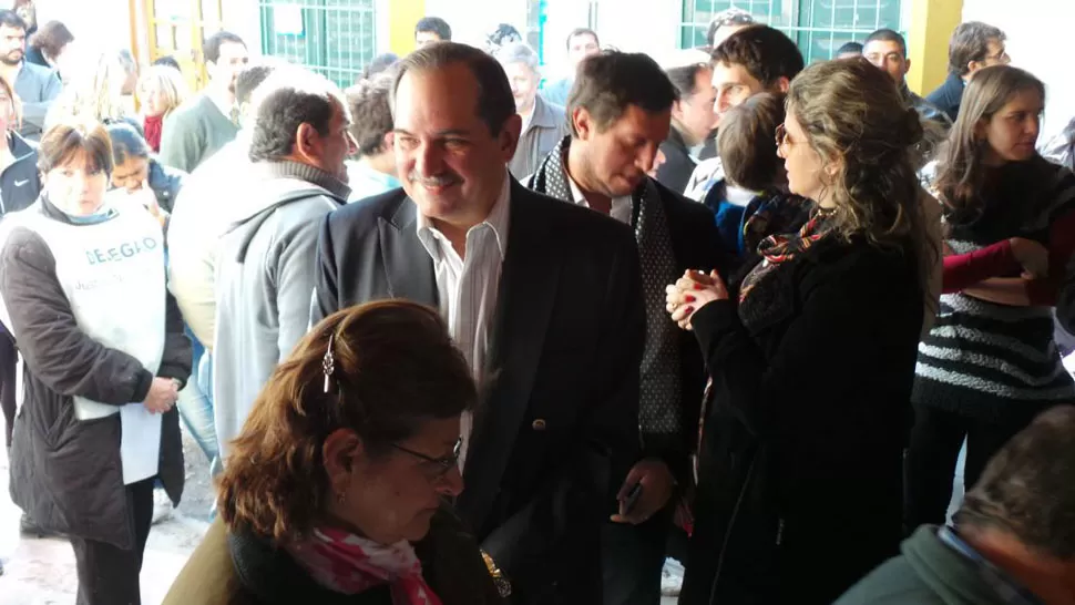 ELECTOR. Alperovich esperó su turno en la fila de la mesa 849 para votar. LA GACETA / JOSÉ INESTA