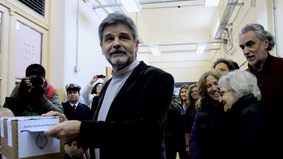 CANDIDATO. Filmus vota en la escuela Marcos Sastre, en Colegiales. DYN