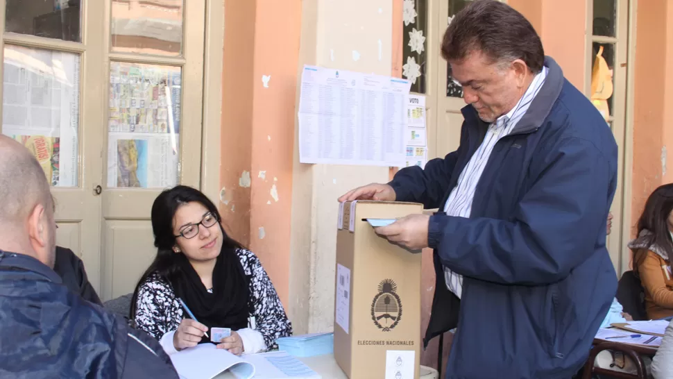 CON EL VOTO. Amaya concurrió temprano a las urnas. PRENSA MUNICIPALIDAD DE SAN MIGUEL DE TUCUMÁN