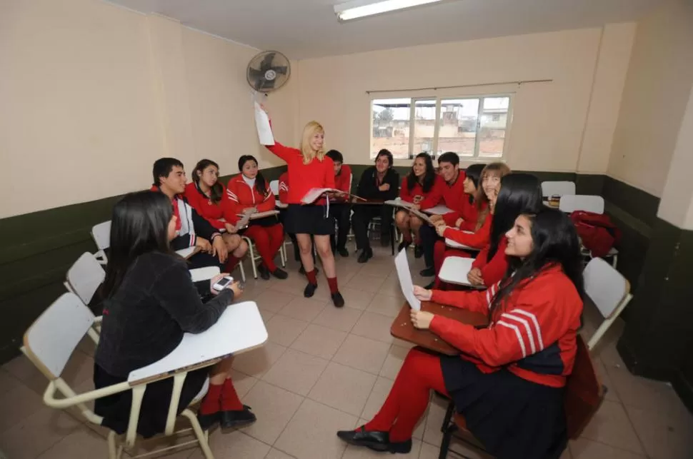  PARA LA FOTO. Estudiantes del Instituto Santa Bárbara recrean cómo se dieron las charlas que realizaron en su colegio, con alumnos de 3°, de 4° y de 5° año. LA GACETA / FOTOS DE OSVALDO RIPOLL