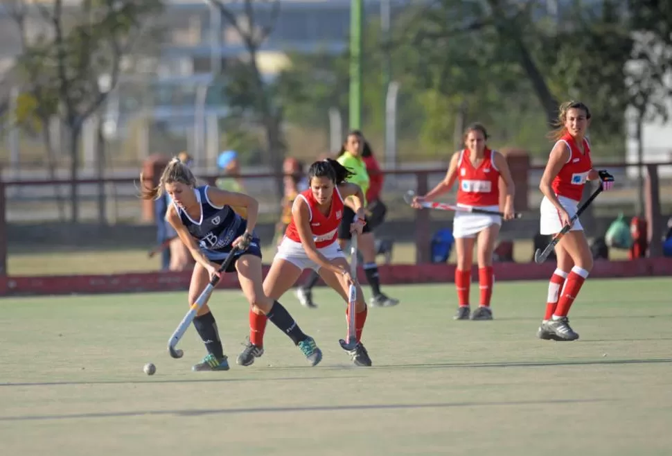 EN LA DEFENSA. Verónica Gasparré, de Universitario, domina la bocha ante la marca de Araceli Herrera, del equipo rojo. 