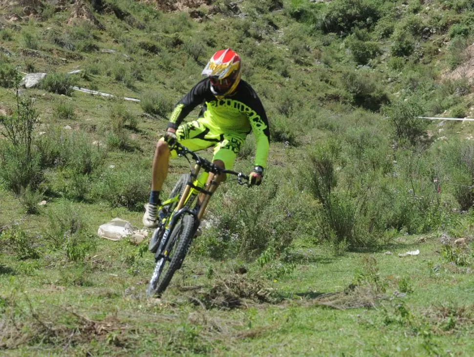 EN CARRERA. Sebastián Gómez Lasalle compite en Elite. 