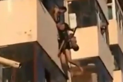 Atrapó en el aire a una suicida