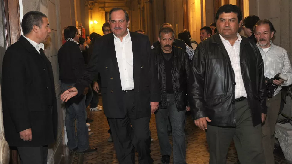 RETIRADA. Alperovich, en los primeros minutos de hoy, abandonó el Palacio Gubernamental sin haber salido a saludar a los militantes en el Salón Blanco. LA GACETA / FOTO DE HÉCTOR PERALTA