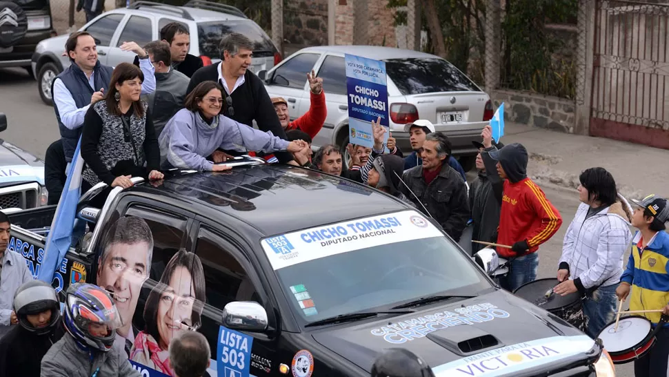 CARAVANA. El Frente para la Victoria desfiló por las calles de la capital cattamarqueña, antes de las elecciones. 