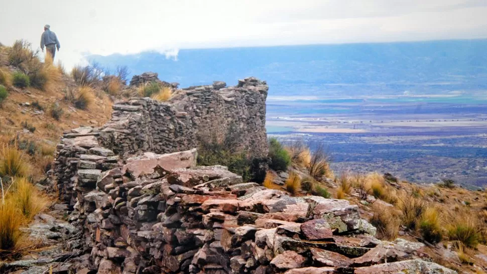 PAISAJE ÚNICO. El especialista que visitó el Pucará del Aconquija busca determinar su estado de conservación. FOTO TOMADA DE CATAMARCACTUAL.COM.AR