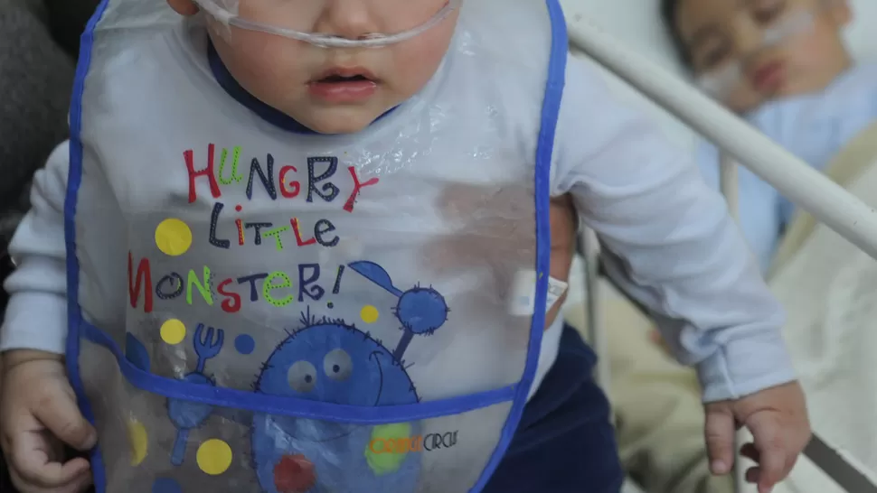 CONVALECIENTES. En primer plano Patricio, de ocho meses, espera el alta. Atrás, Benjamín duerme en una cuna del Hospital de Niños. LA GACETA / FOTO DE ANTONIO FERRONI