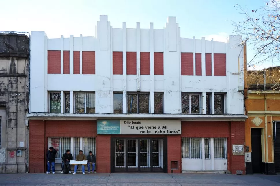 LA FACHADA. El cine de avenida Sarmiento 1.255 aún conserva su frente pero en su interior aloja a un templo protestante. La ex sala de culto del cine nacional y de los estrenos conjuntos hoy es recuerdo. LA GACETA / FOTOS DE DIEGO ARAOZ