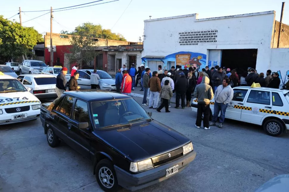 A MOVILIZAR. En la sede de Rodríguez, colocaron las calcos en los autos. LA GACETA / FOTOS DE DIEGO ARAOZ