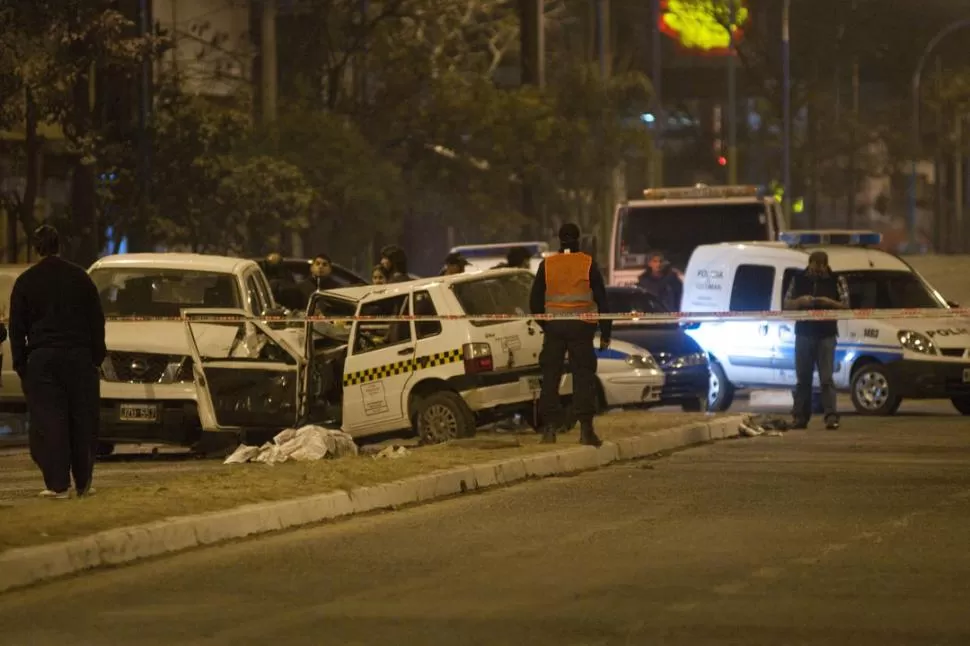 CRUZÓ DE CARRIL. El taxi que manejaba Nudel atravesó la platabanda y chocó de frente con la camioneta. LA GACETA / FOTOS DE INES QUINTEROS ORIO 