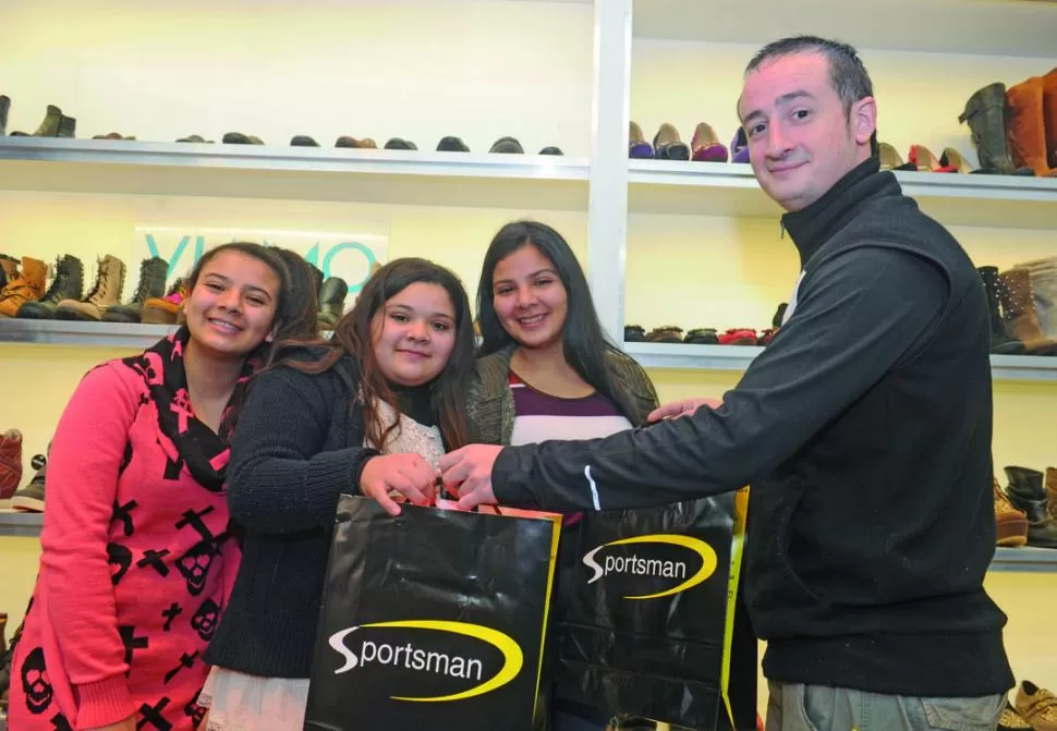 PREMIOS. Lourdes, Ana Rosa y Noelia Janeth se van felices con sus bolsas.  LA GACETA / FOTO DE ANTONIO FERRONI 