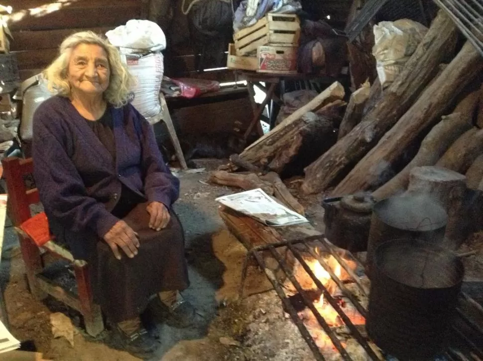 AL CALOR DEL FOGÓN. Margarita esperó desde temprano al auto para votar. FOTO DE SOLEDAD NUCCI