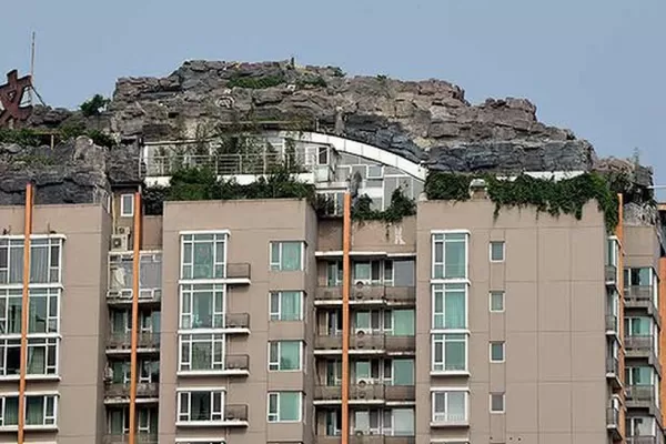 Construyó una mansión sobre un rascacielos y deberá desmontarla