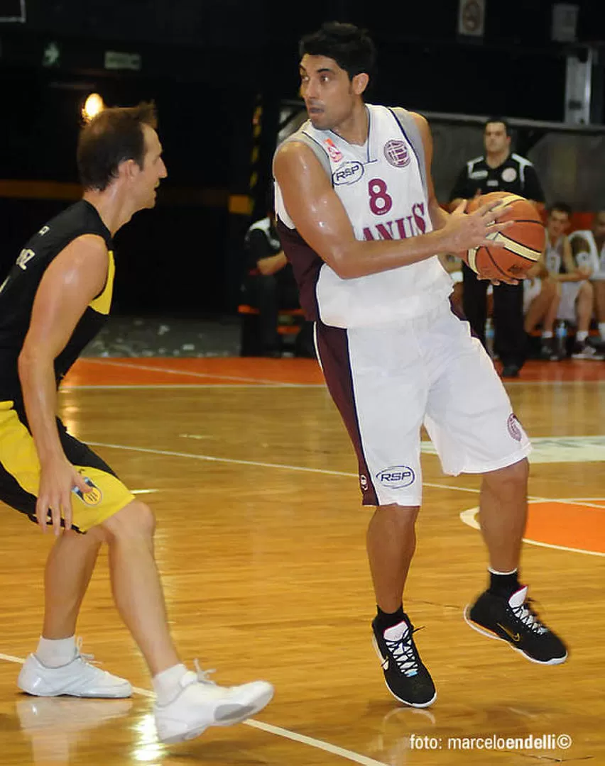 CON LA CAMISETA GRANATE. Lucas jugó en Lanús entre 2009 y 2011. 