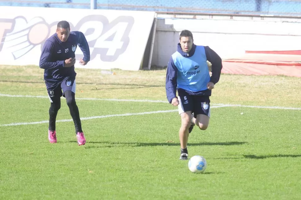 CONTROL. Una de las virtudes de Malagueño es que no siempre la revienta; el defensor puede salir jugando y junto a Bianchi hacen una buena dupla. 