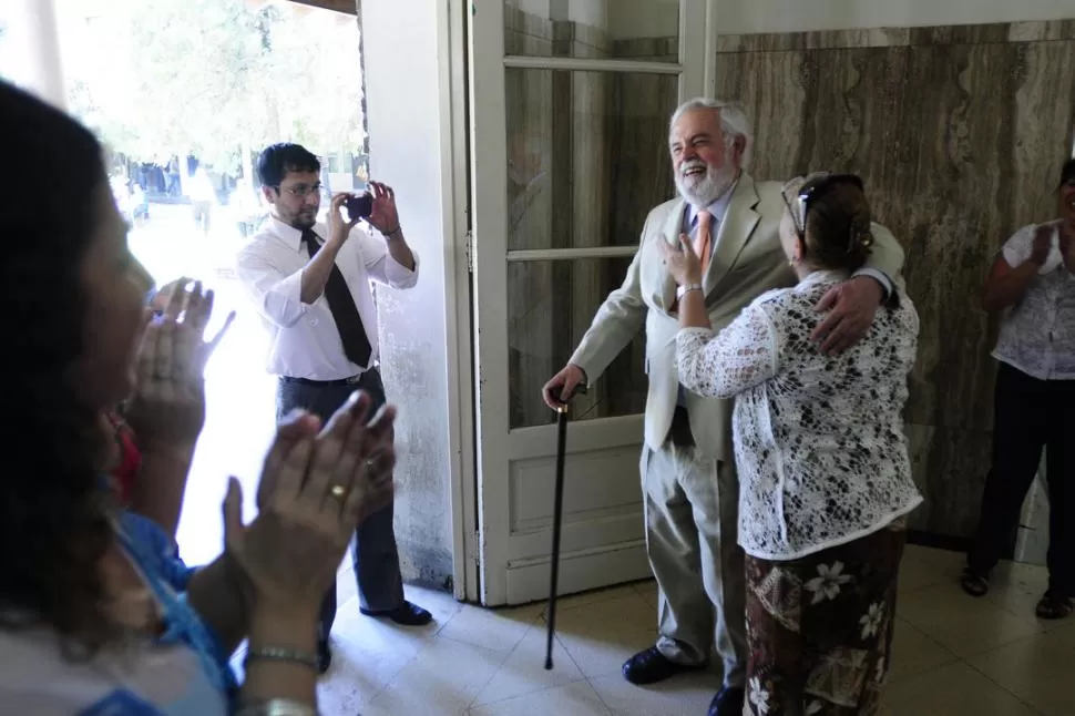 EL ABRAZO DEL ADIÓS. Herrera Molina con la camarista Prieto, tras presentar su renuncia al PE en diciembre. LA GACETA / FOTO DE ANALIA JARAMILLO (ARCHIVO)