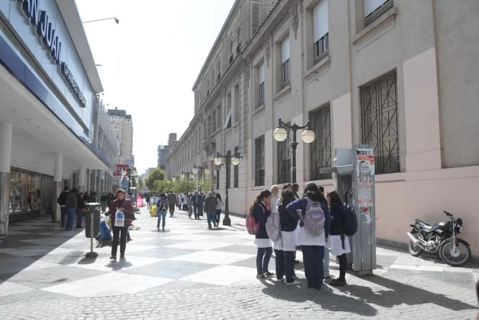 TODOS HABLAN. El caso de las alumnas que consumieron pastillas durante un día escolar es el tema de charla en la comunidad educativa de la Normal. LA GACETA / FOTO DE FRANCO VERA