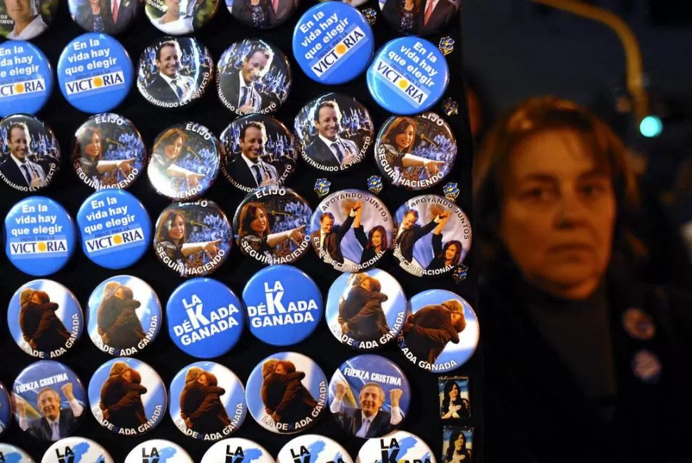 PINS PARA TODOS Y TODAS. El oficialismo utilizó las imágenes de Kirchner, Cristina e Insaurralde en los broches. DYN