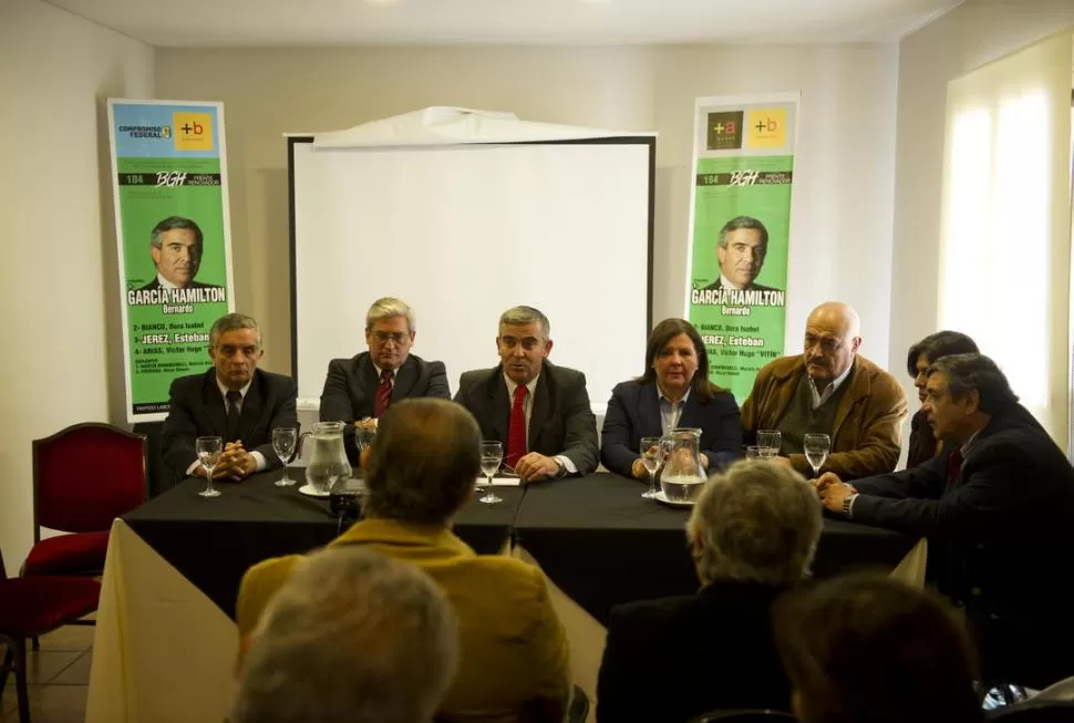 DIMISIÓN. Jerez (izquierda) arguyó diferencias con García Hamilton (centro). LA GACETA / FOTO DE JORGE OLMOS SGROSSO (ARCHIVO)