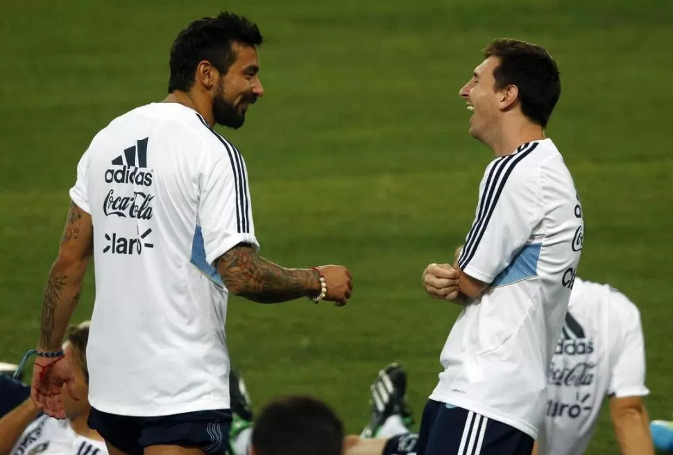 SONRISAS EN ROMA. Ezequiel Lavezzi y Lionel Messi, distendidos durante la práctica. Pocho arrancaría entre los suplentes. 