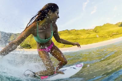 Anastasia Ashley sabe dominar las olas