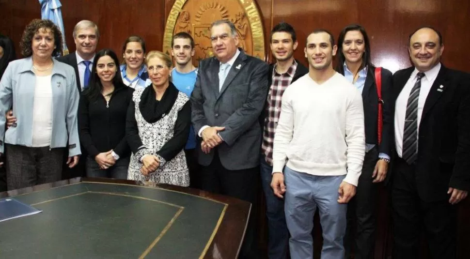 ENTRE TODOS. Autoridades de la UNT, del COA y deportistas en la reunión. 