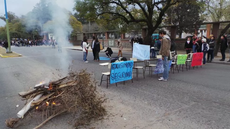 NI EL FRÍO PUDO FRENARLOS. Con pancartas y una fogata, los universitarios salieron a la calle para cortar el tránsito en la avenida Benjamín Aráoz al 800 y  hacer oír sus reclamos. LA GACETA / FOTO DE JOSE INESTA