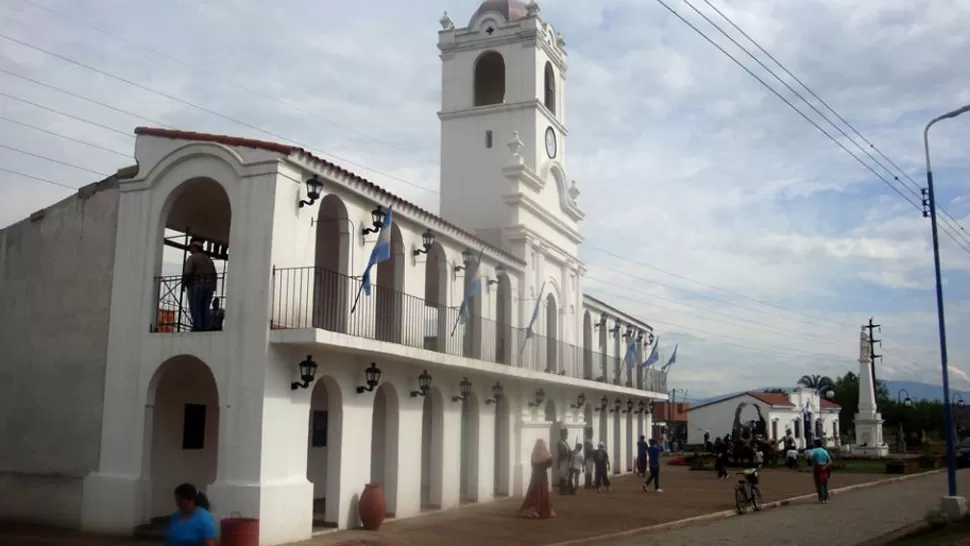 ACCIDENTE. La caída de la mujer se produjo a la altura de la réplica del Cabildo. ARCHIVO LA GACETA 