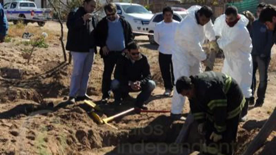 BAJO LA TIERRA. Garmendia (segundo desde la izquierda) supervisa las tareas. Cavaron pozos de casi 3 metros. FOTO TOMADA DE ELINDEPENDIENTE.COM.AR