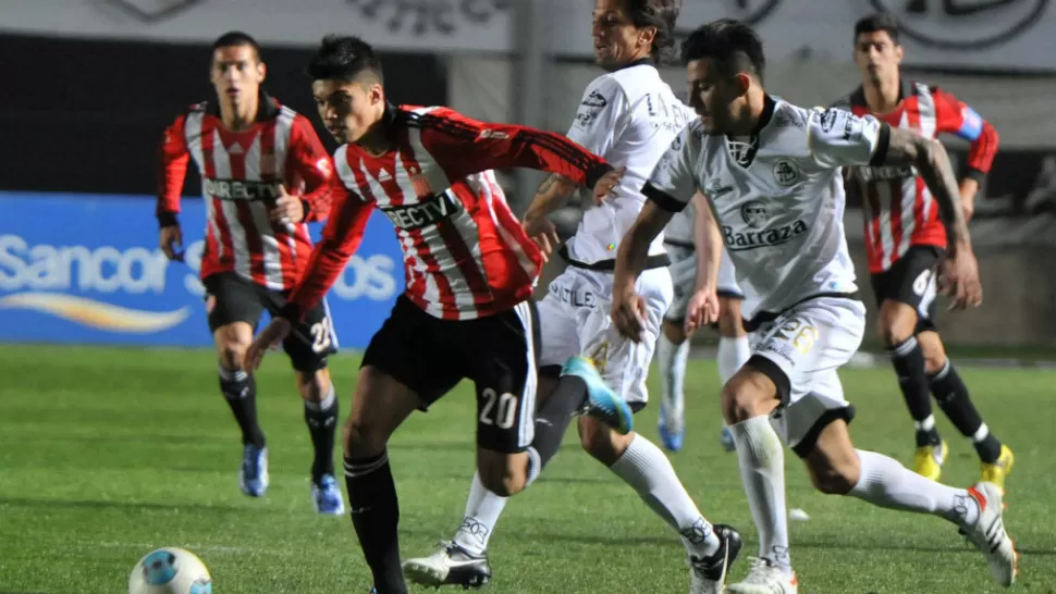 CON LO JUSTO. All Boys le gana 1 a 0 a Estudiantes, con un gol de Nicolás Colazo, en el partido que se juega en San Juan, por el pase a las semfinales de la Copa Argentina. TELAM