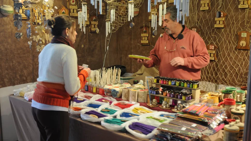 ATRACTIVO. Artesanías y objetos de todo tipo se encuentra en al feria. LA GACETA / FOTO DE INÉS QUINTEROS ORIO