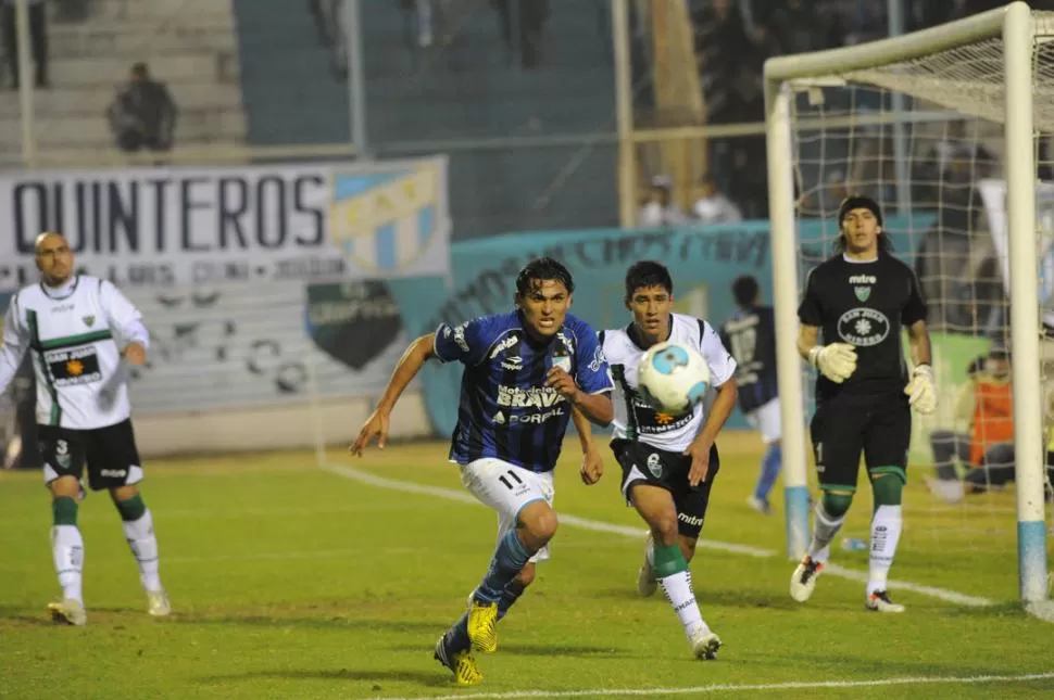 DE MÁS A MENOS. Montiglio, que le gana la pelota a Kruspzky, entró encendido a la cancha hasta que se cansó. Cumplió. 