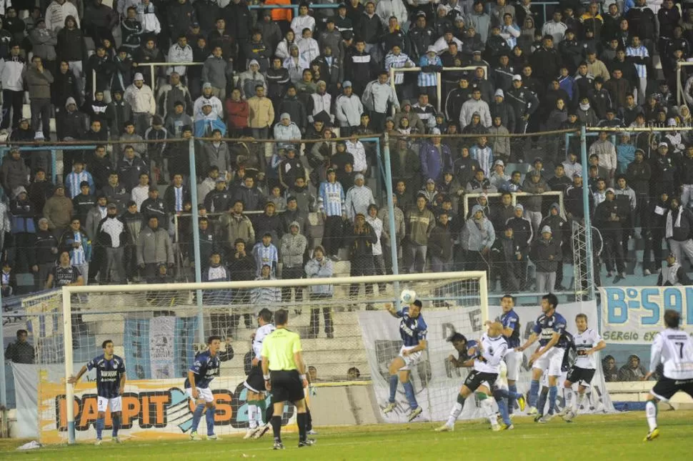 FIRMES, ALENTANDO. Los simpatizantes de los decanos hicieron hasta lo imposible para poder presenciar el debut del equipo de sus amores. 