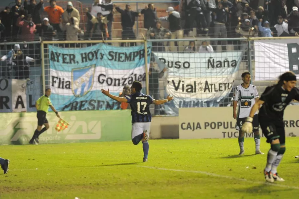 LA HORA DEL FESTEJO. Barreiro ya convirtió el gol de Atlético y desata la alegría de sus compañeros, la suya y la de los hinchas que fueron a apoyar al equipo. 