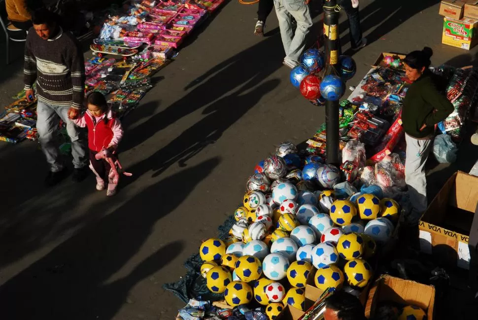 A CIELO ABIERTO. Los comerciantes reniegan de la competencia que le hacen los ambulantes en fechas claves. LA GACETA / FOTO DE OSCAR FERRONATO (ARCHIVO) 