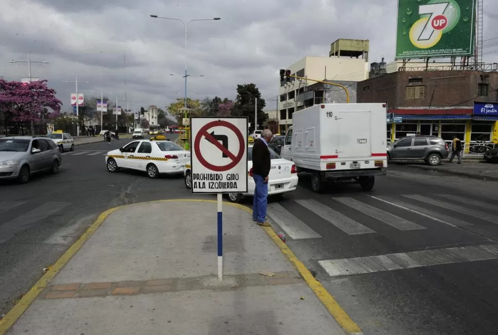 TERMINAL. Los taxistas son los que menos respetan la prohibición al giro. LA GACETA / FOTOS DE JORGE OLMOS SGROSSO