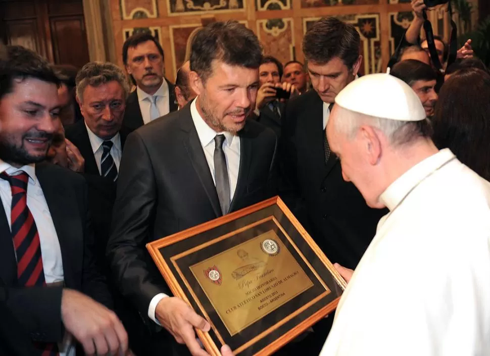 UN SIGNO DE LA PAZ. Francisco bendijo un olivo que le regaló Messi y que hoy será plantado en el estadio Olímpico de Roma. 