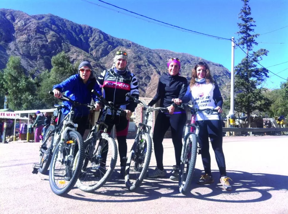 UN BREVE DESCANSO. Alejandra Cairo, Aldo Pavesi, María Quiroga y Marcela Agnello practicando en Cacheuta, ciudad ubicada a 30 kilómetros de la capital mendocina. 