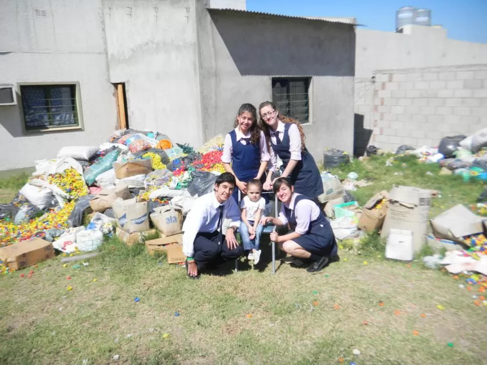 RECUERDO. En la foto, María José rodeada por los chicos que contaron su historia y por bolsas llenas de tapitas. FOTO DE ARCHIVO - ALUMNOS ESC.  NUESTRA SEÑORA DEL VALLE DE BANDA DEL RIO SALÍ 