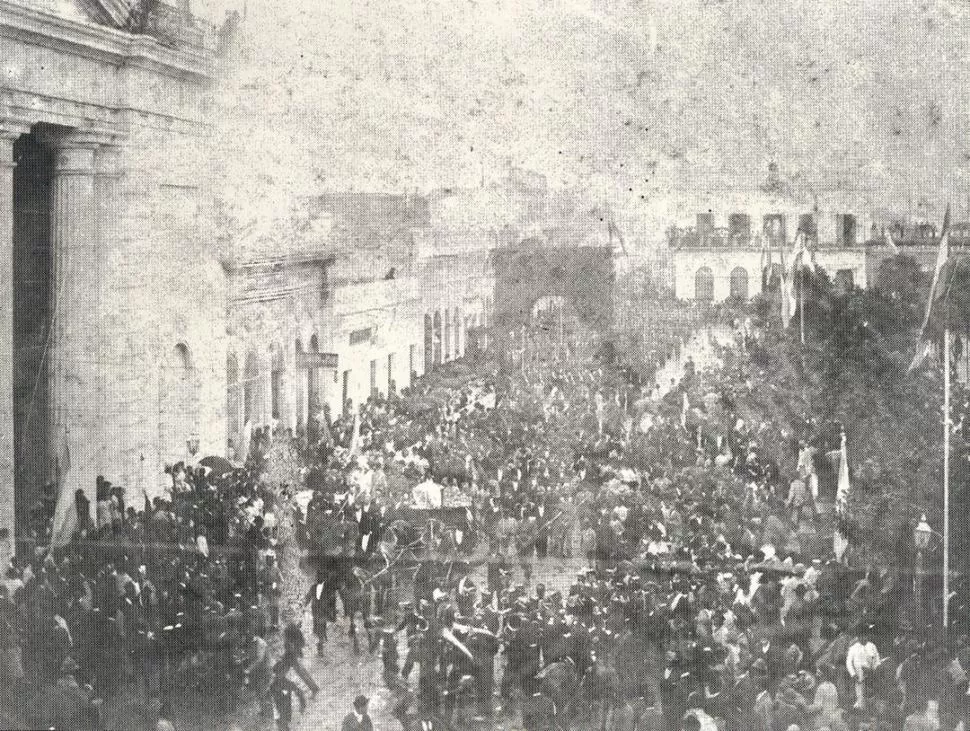 UN RATO ANTES. La calle 24 de Septiembre colmada de público, por la llegada de los restos del general La Madrid. El gobernador Aráoz, que encabezaba la columna, fallecería rato después.  LA GACETA / ARCHIVO